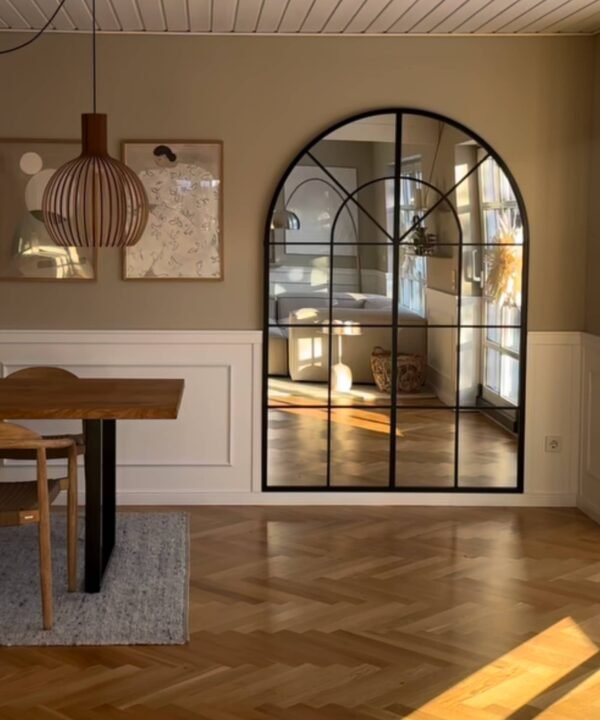 Grand miroir mural pour fenêtre cintrée